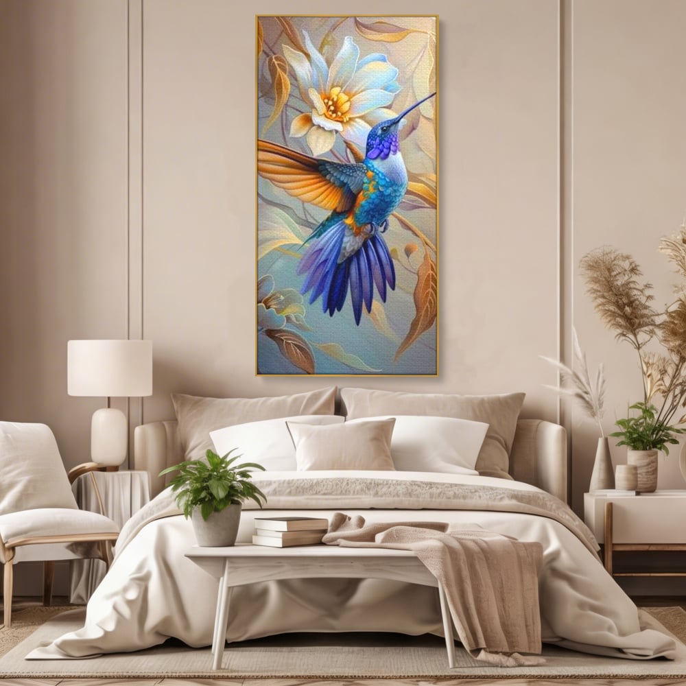 Tablou canvas cu tablou canvas cu pasare colibri in zbor, in rama de aluminiu auriu, pe perete intr-un dormitor